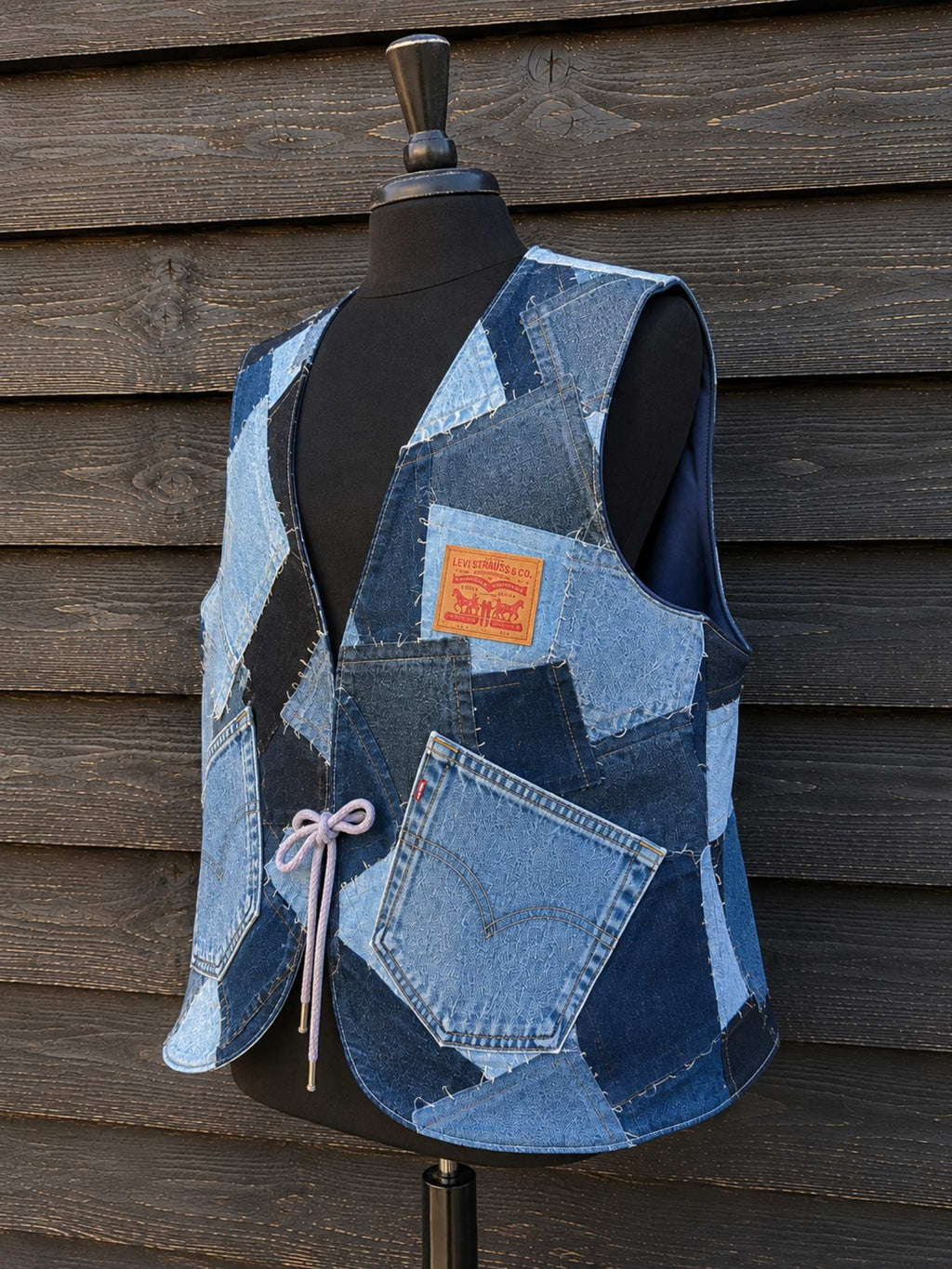 3/4 zijaanzicht van Blue Nomad Levi's patchwork hesje met zichtbaar voor- en achterpand.