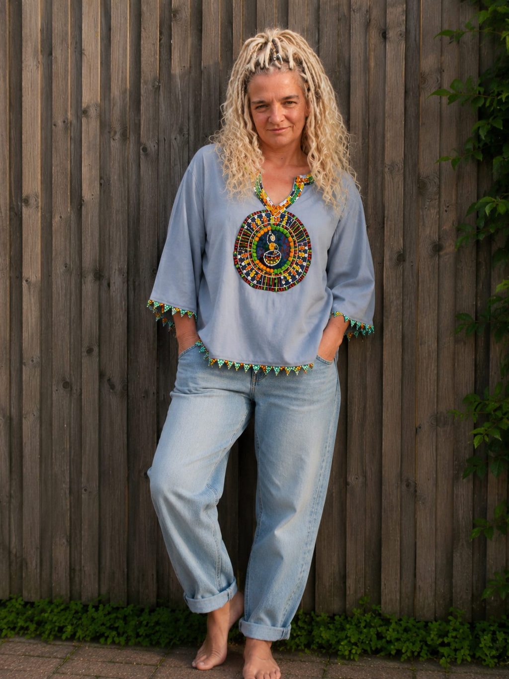 Dames boho blouse lichtblauw met kleurrijk kralenborduursel op de voorkant – Old New Atelier