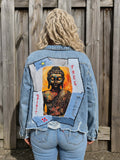 Achterkant van handgemaakt upcycled denim jasje Free Spirit met groot Boeddha-kunstwerk, patchwork en borduursels, one of a kind van Old New Atelier.