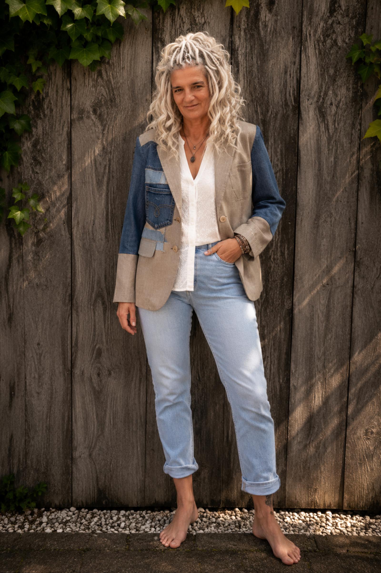 Upcycled blazer voorkant met denim applicatie