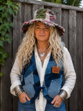 Handgemaakte patchwork boho hoed uit Nepal gedragen met wit boho blouse en upcycled Levi's hesje.