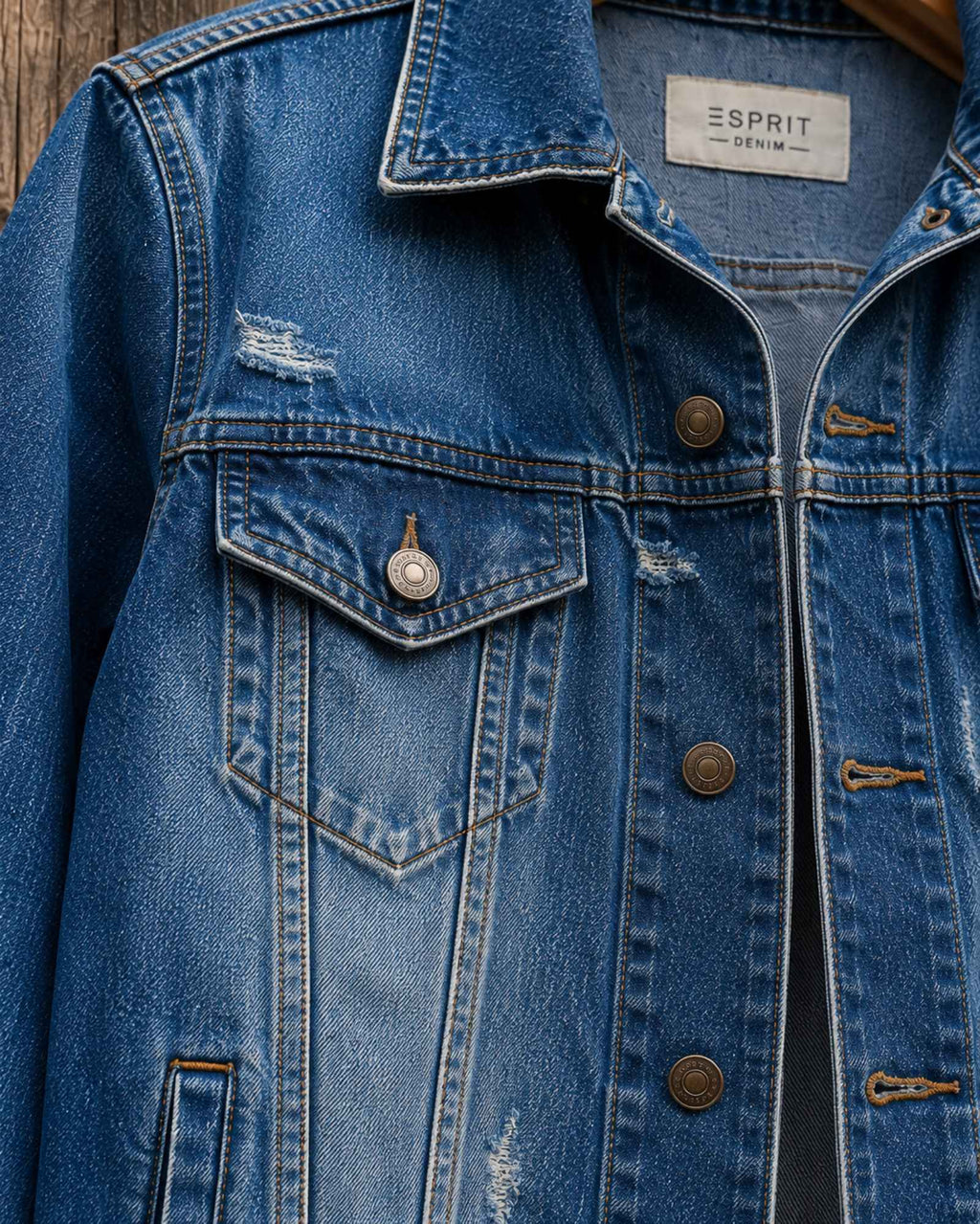 Detail voorkant Freedom denim jasje met borstzakken knopen en denimnaden