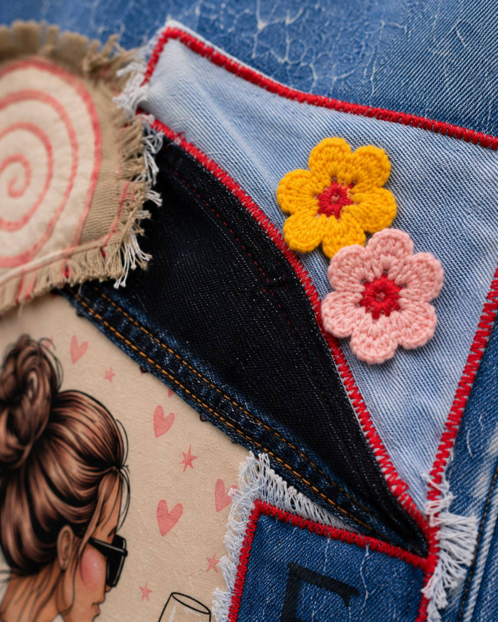 Detail handwerk Strong & Free jasje met denimlagen rode stiksels rafels en gehaakte bloemen