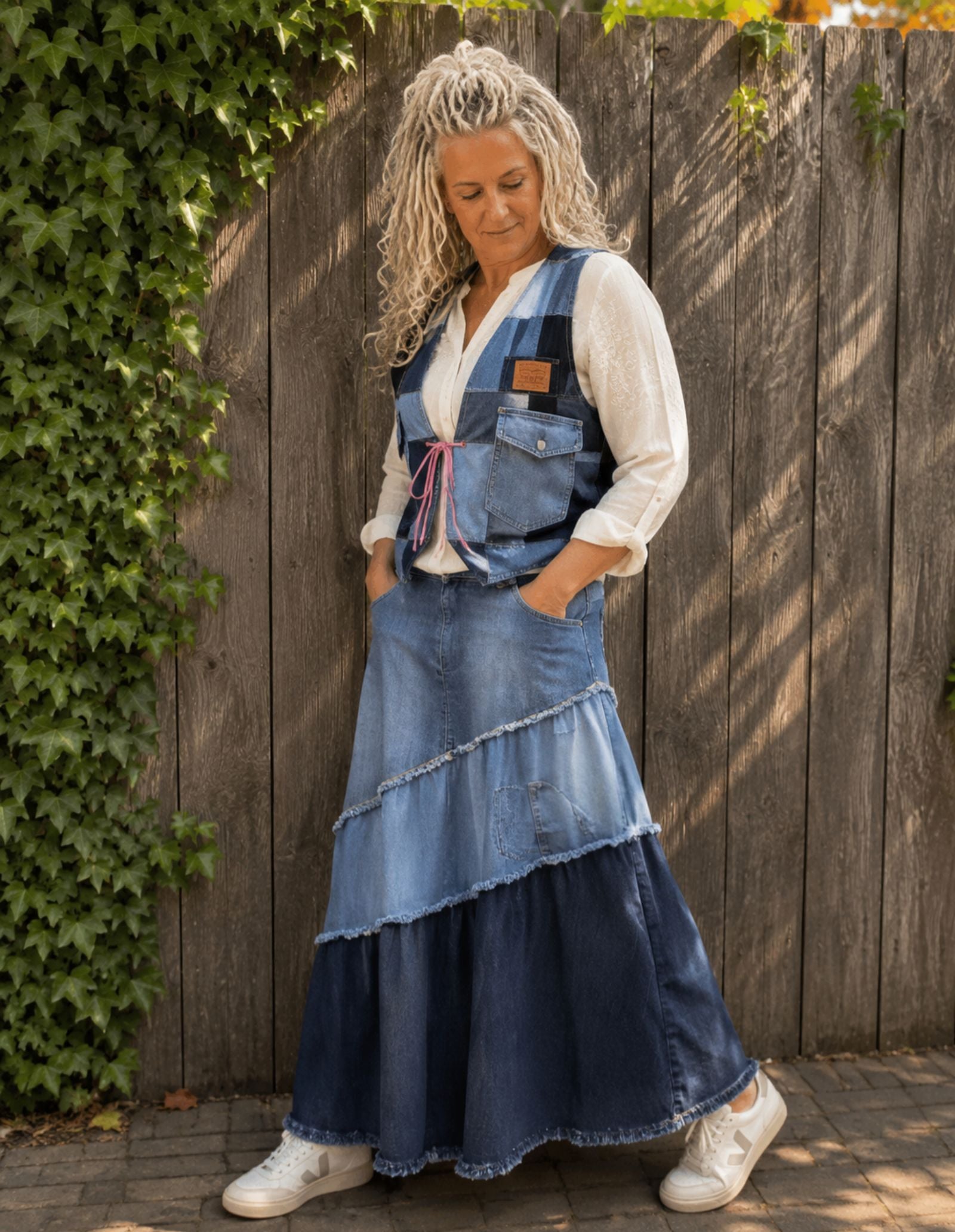 Blue Nomad L/XL Levi's patchwork hesje gecombineerd met een One of a Kind Levi's denim rok.