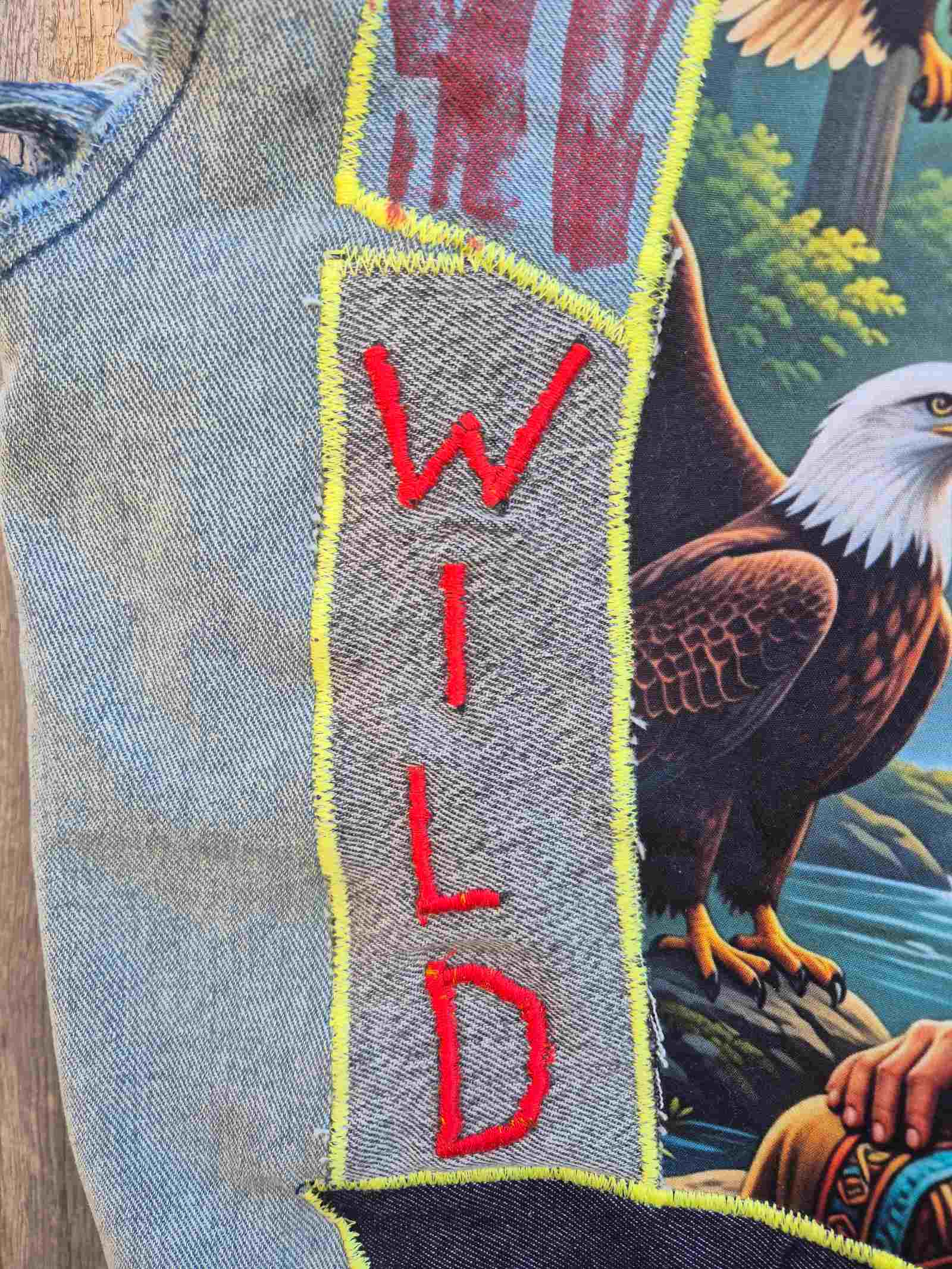 Detailfoto van Wild patch op handgemaakt denim gilet