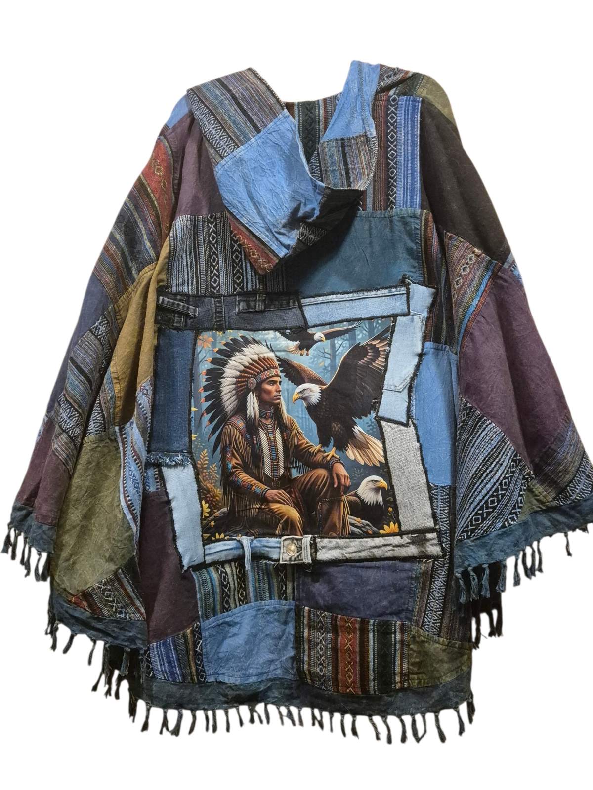 Boho poncho achterkant met artistiek native artwork en patchwork details