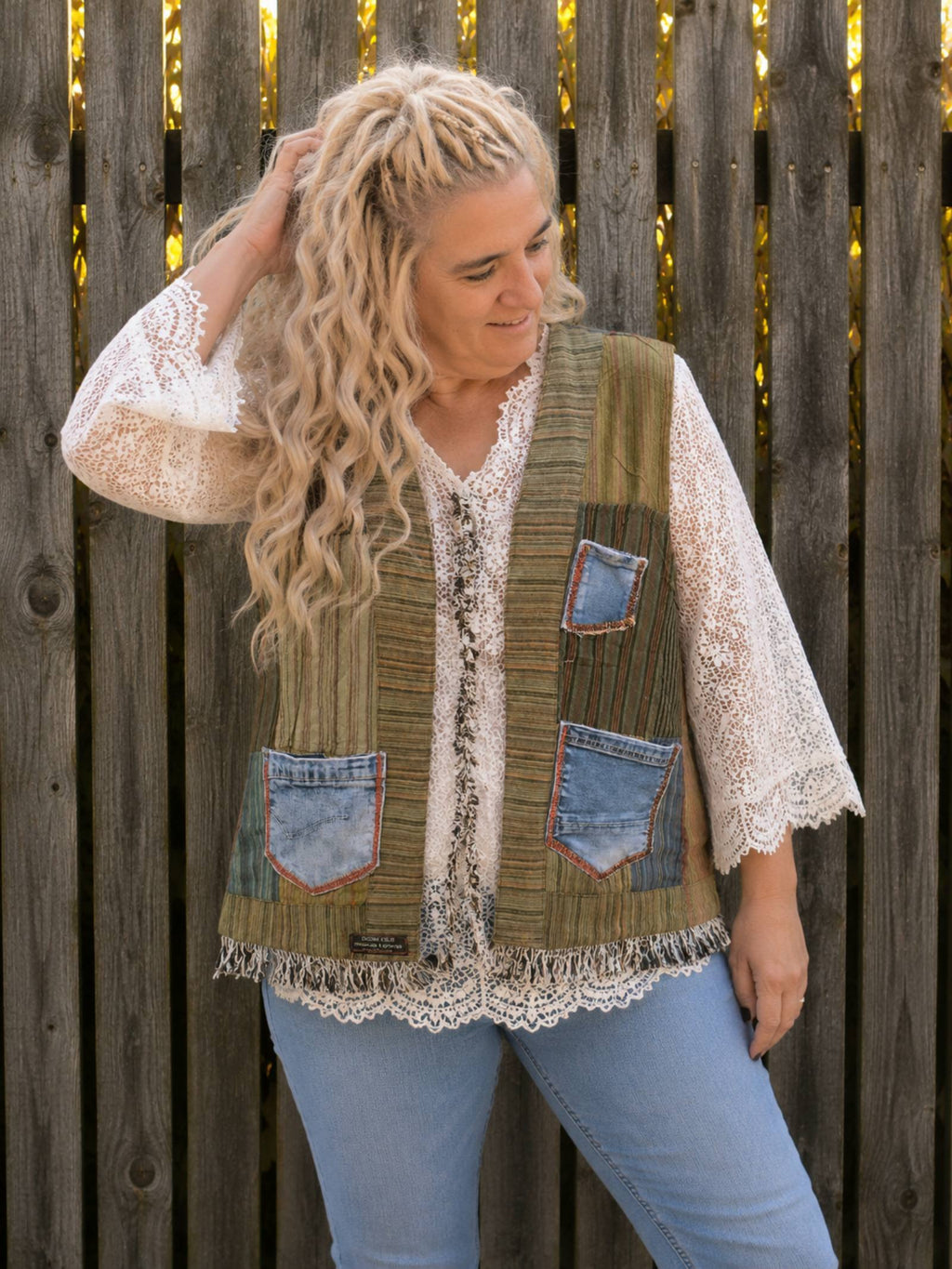 Gedragen One of a Kind boho hesje van Old New Atelier met denim zakjes en kanten top.