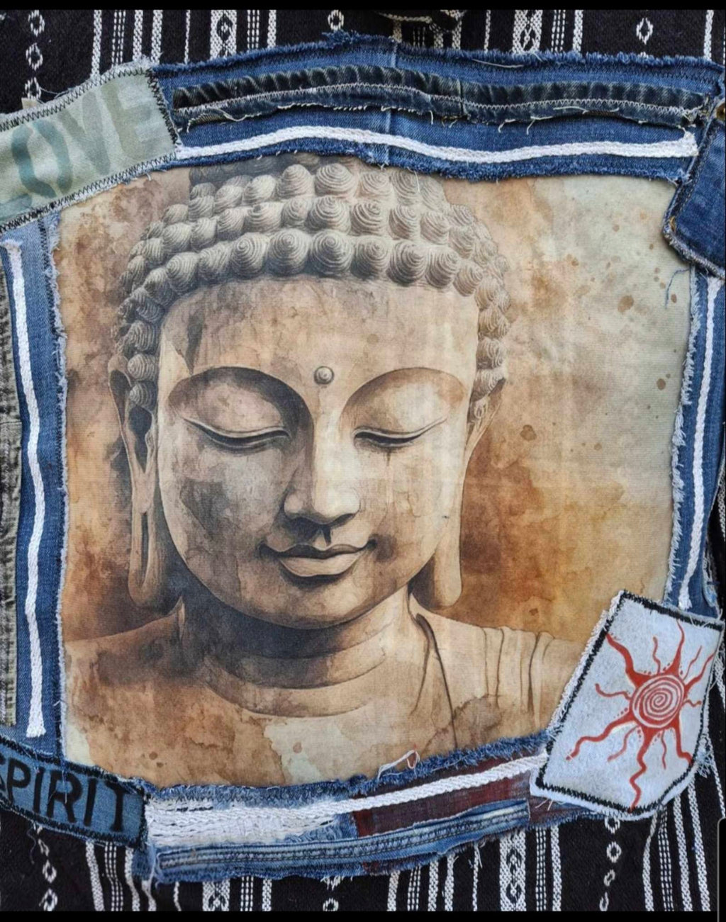 Detail van het handgemaakte Buddha artwork met denim patchwork op de achterkant van een boho capuchonvest – Old New Atelier.
