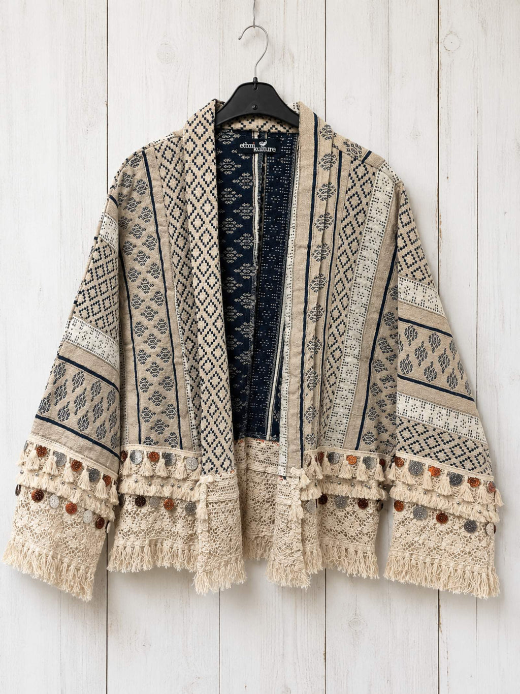 Boho kimono jasje beige donkerblauw handgemaakt in India op hanger.