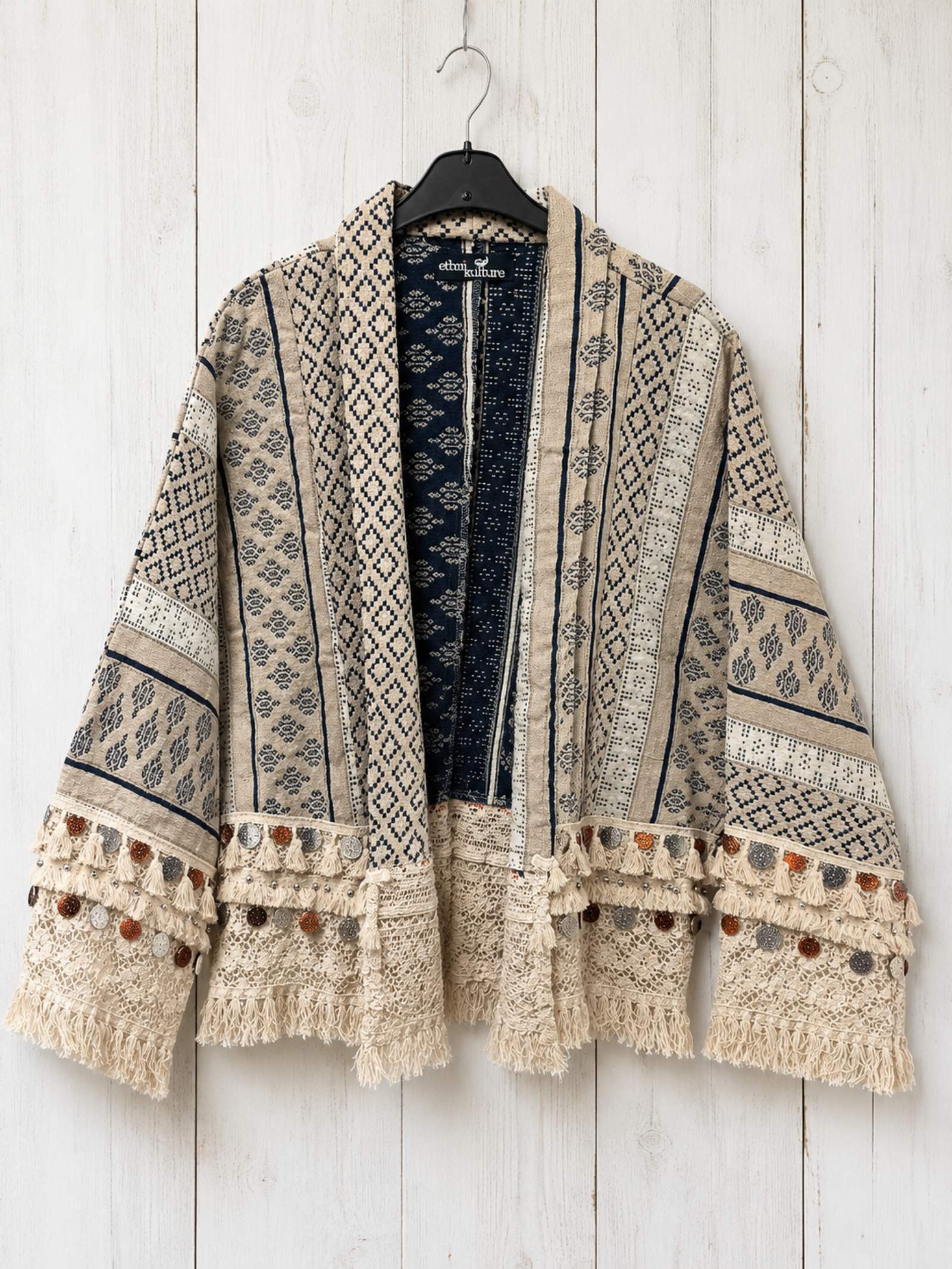 Boho kimono jasje beige donkerblauw handgemaakt in India op hanger.