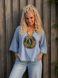Boho blouse lichtblauw met handgemaakt kralenborduursel gedragen door model – Old New Atelier