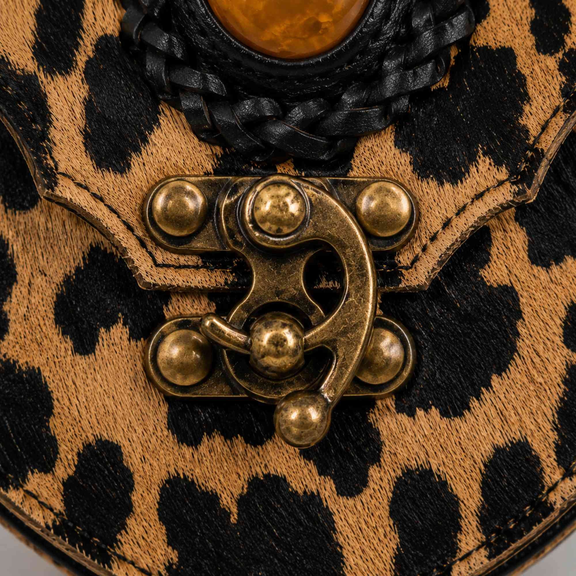 Detail vintage metalen sluiting heuptasje