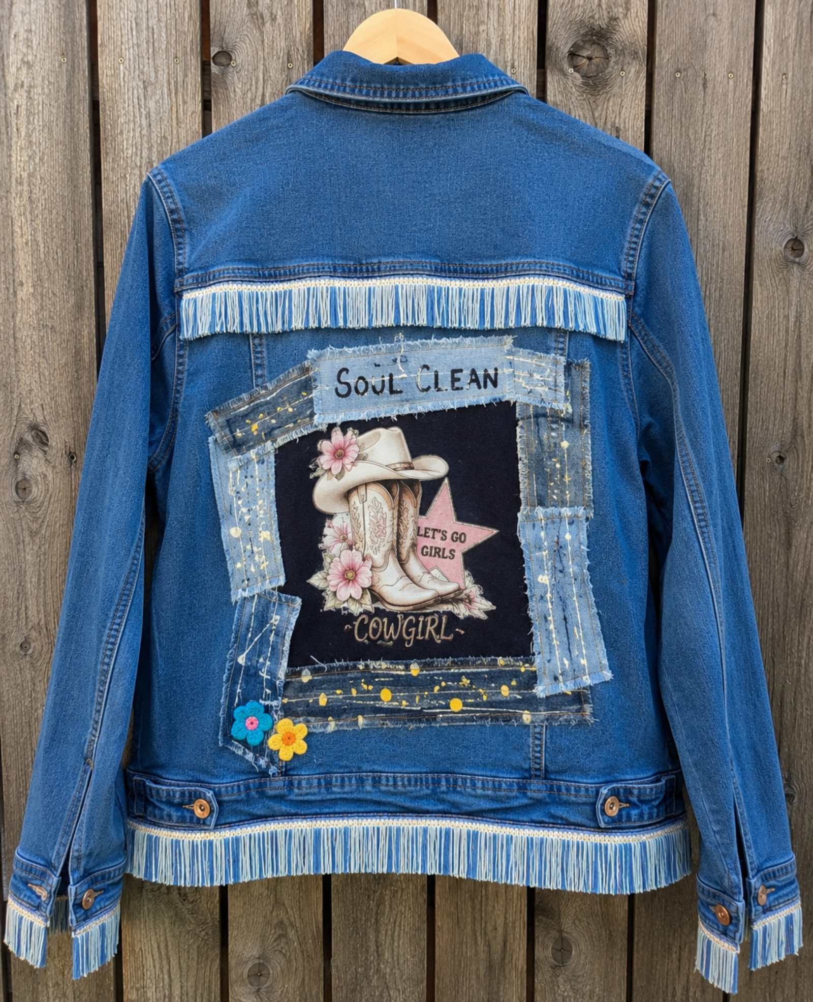 One of a Kind upcycled denim jasje met Cowgirl artwork, denim patchwork en franjes op de achterkant - Old New Atelier