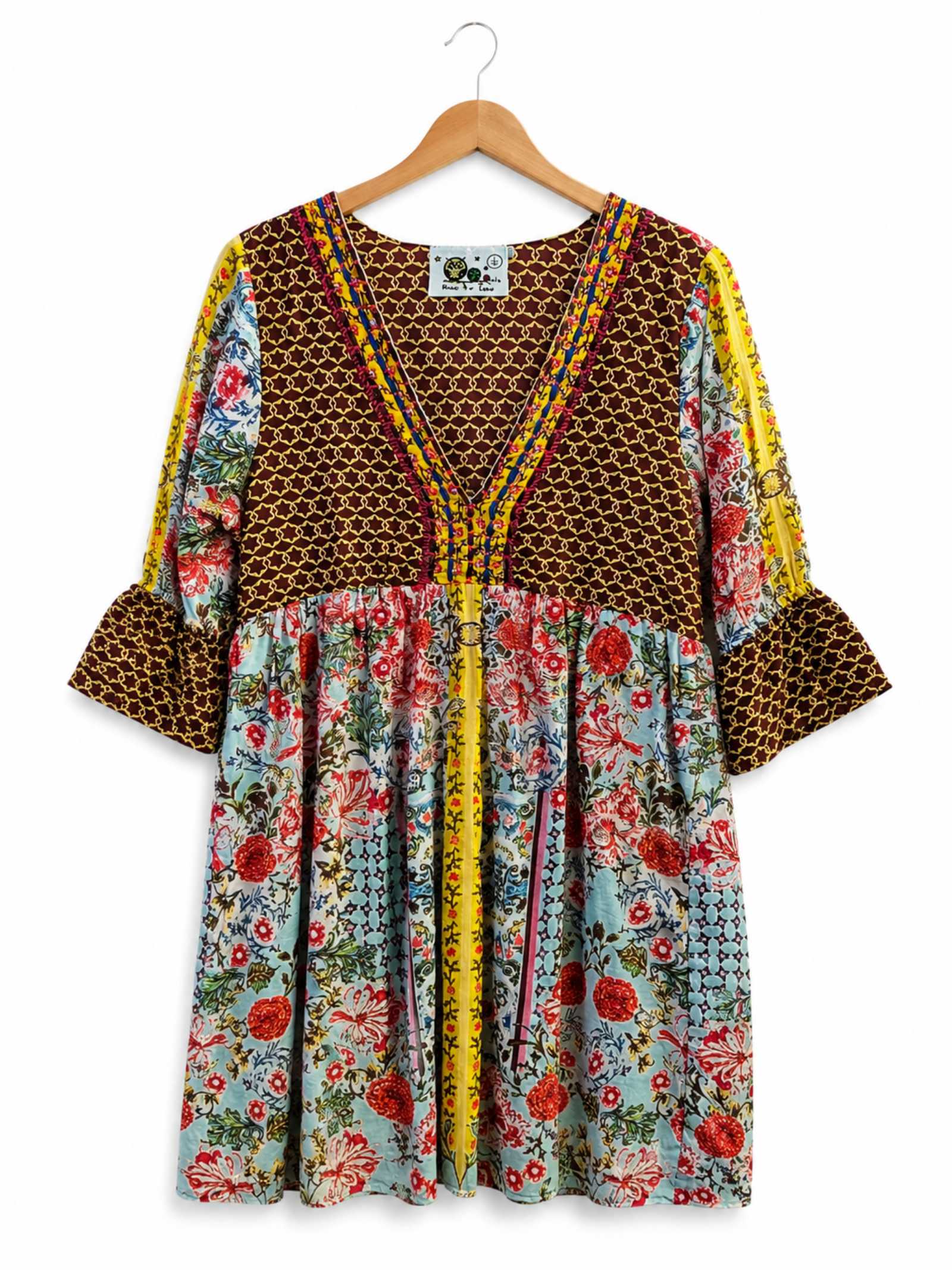 Boho tuniek met bloemenprint en geborduurde V-hals van 100% katoen, voorkant op houten hanger – Old New Atelier.