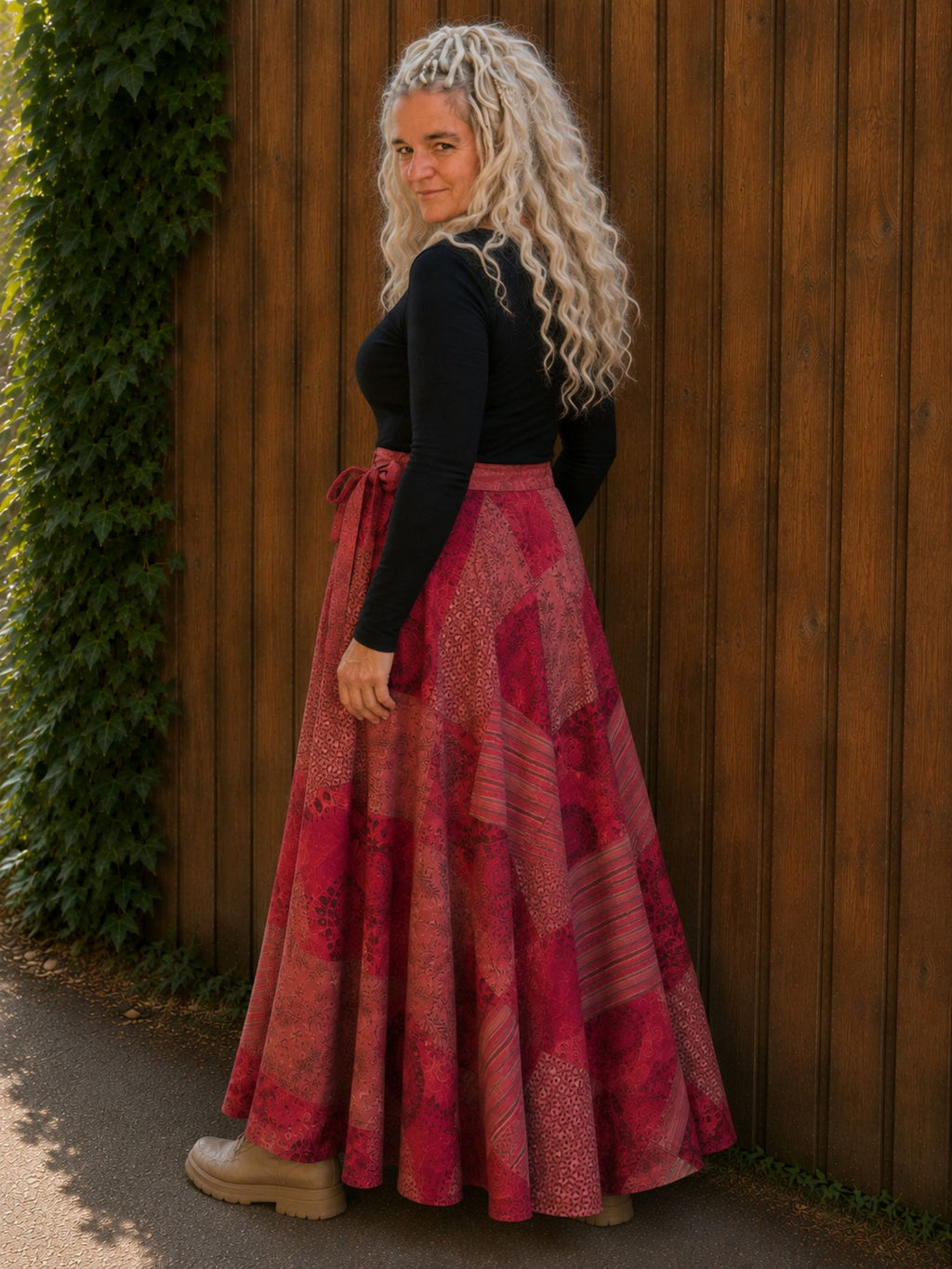 Boho wrap rok rood schuin van achteren met uitlopende maxi pasvorm.
