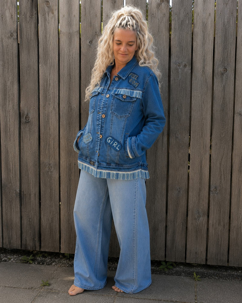 One of a Kind upcycled denim jasje met franjes vanuit 3/4 zijaanzicht gedragen door model
