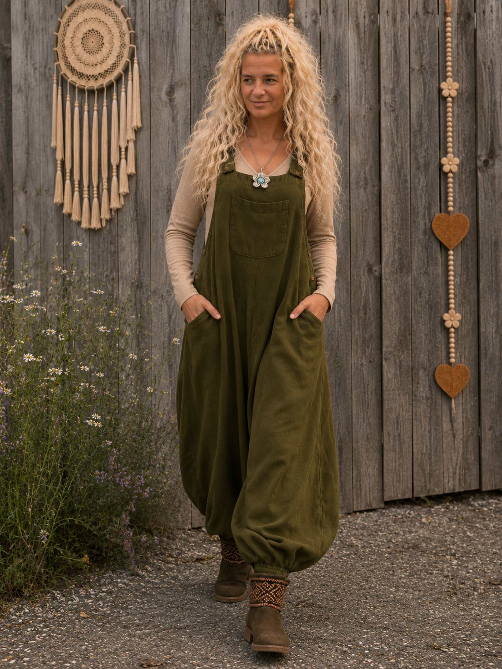 Model draagt groene oversized boho tuinbroek van katoen met comfortabele baggy pasvorm en elastische broekspijpen.