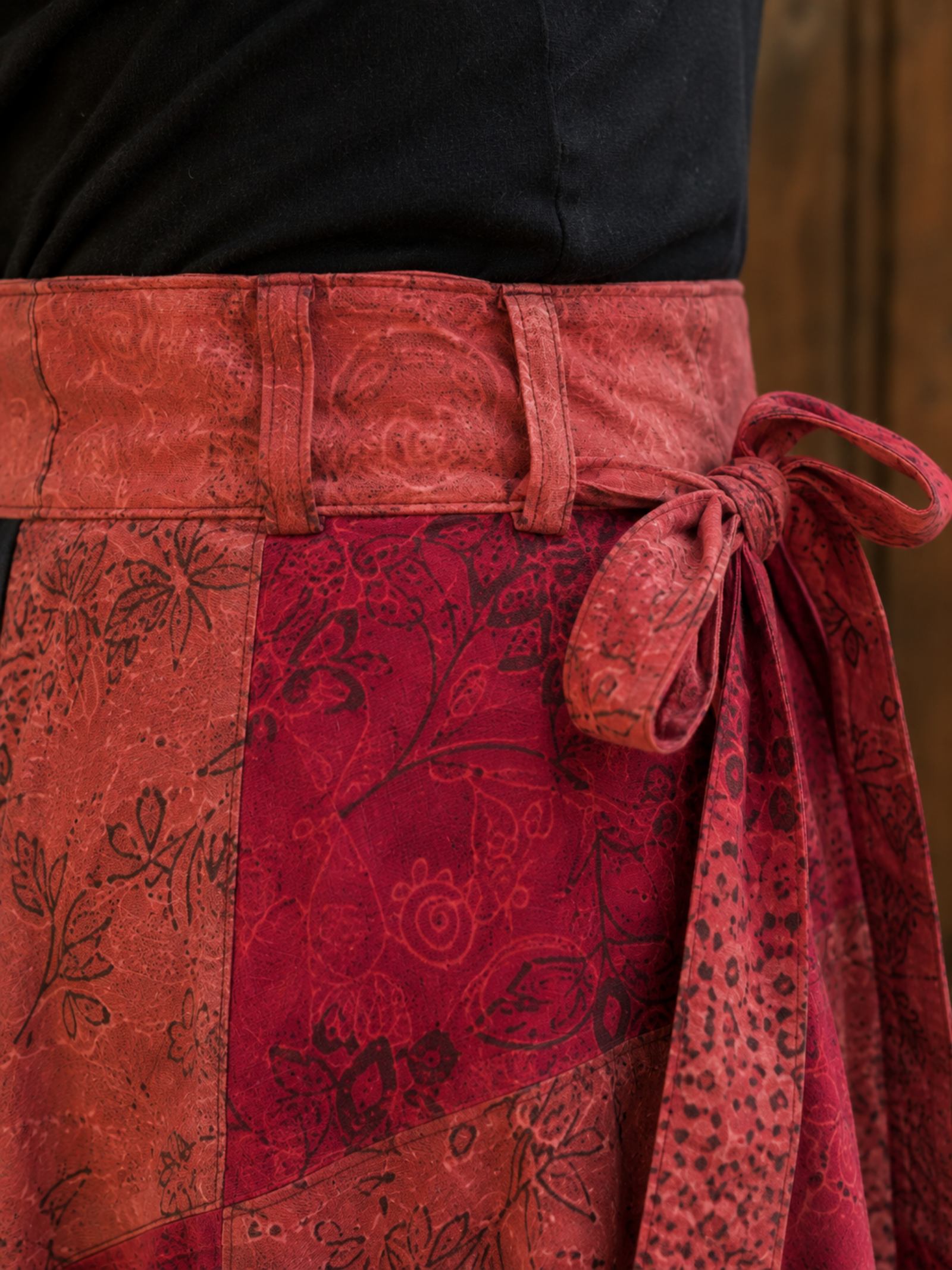 Detail van de tailleband met lussen van de rode boho wrap rok.