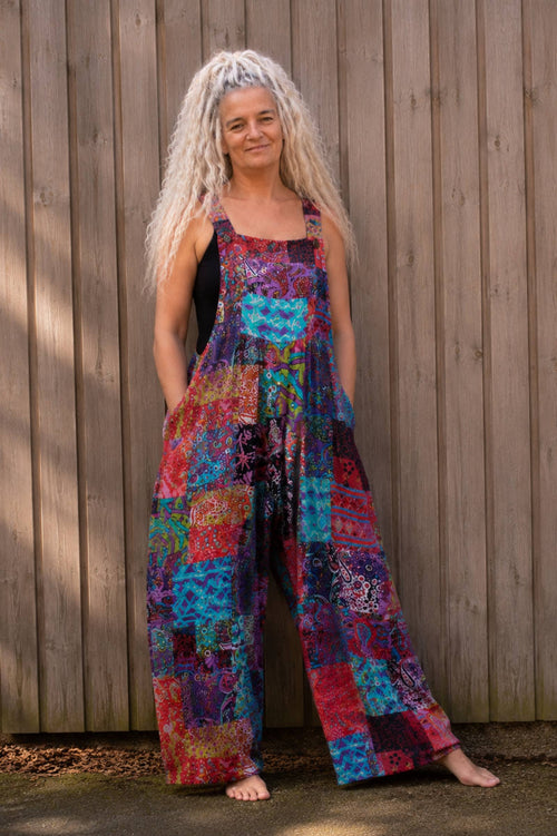 Boho patchwork jumpsuit van 100% katoen met wijde pijpen en verstelbare schouderbanden – Old New Atelier