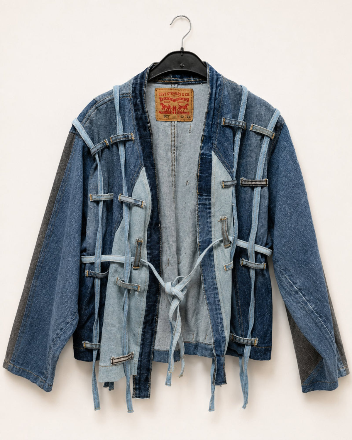 Upcycled Levi’s denim jasje met handgemaakte denimlussen en striksluiting
