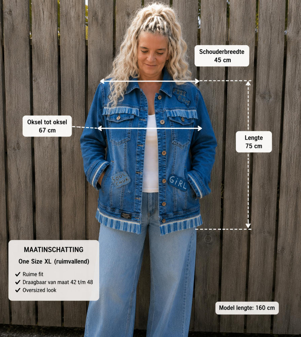 Maatoverlay van One of a Kind upcycled denim jasje met franjes van Old New Atelier. Schouderbreedte 45 cm, oksel tot oksel 67 cm, lengte inclusief franjes 61 cm. Geschikt voor maat 42 t/m 48 (oversized fit).