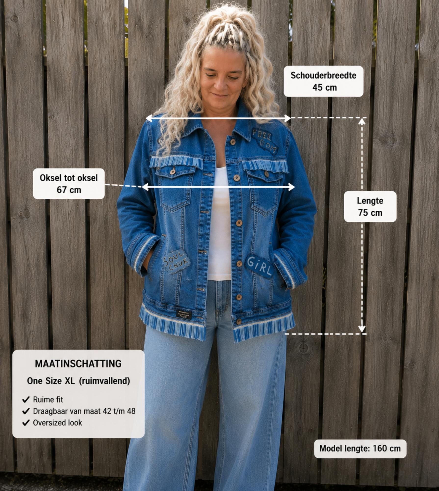 Maatoverlay van One of a Kind upcycled denim jasje met franjes van Old New Atelier. Schouderbreedte 45 cm, oksel tot oksel 67 cm, lengte inclusief franjes 61 cm. Geschikt voor maat 42 t/m 48 (oversized fit).