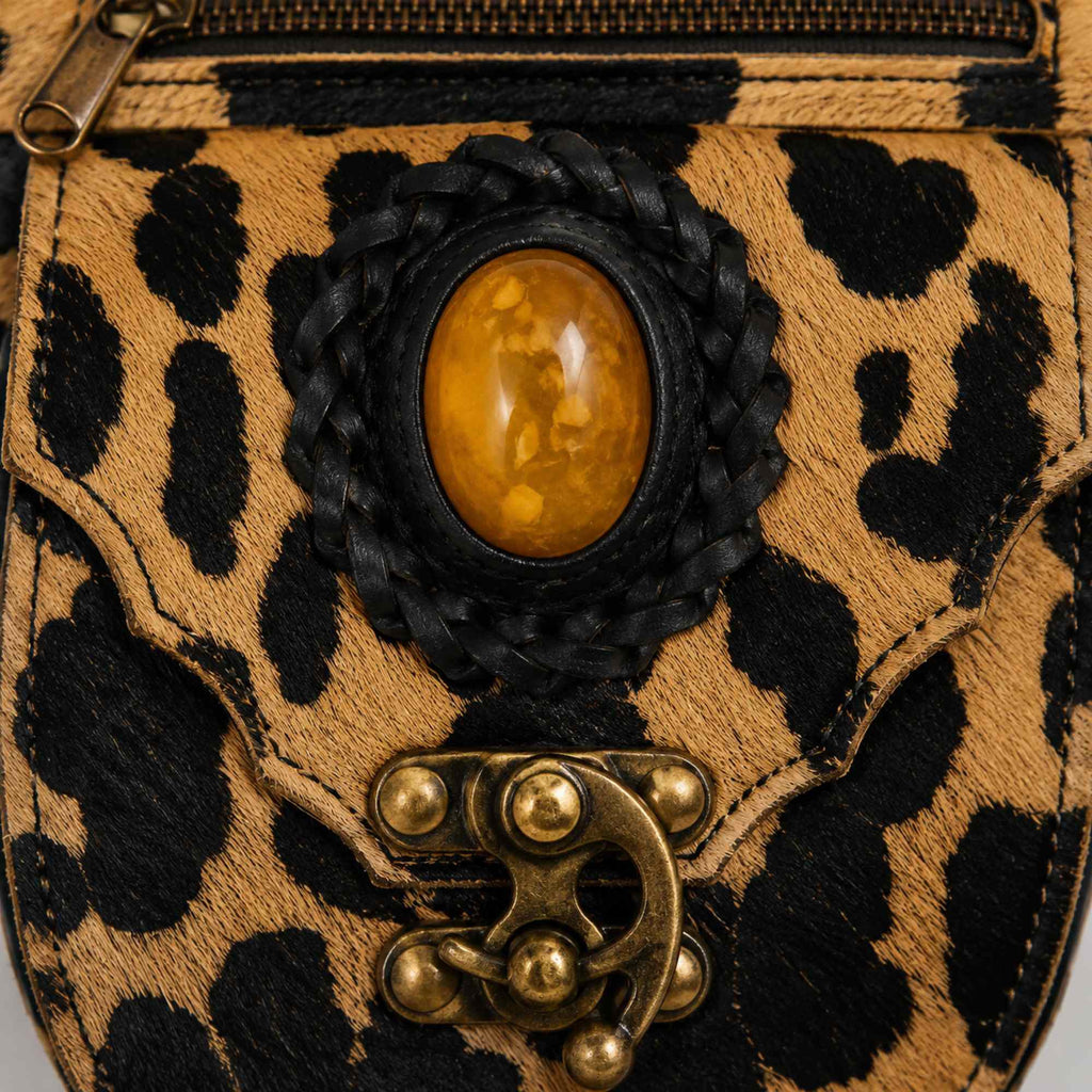 Detail amberkleurige steen op boho heuptasje