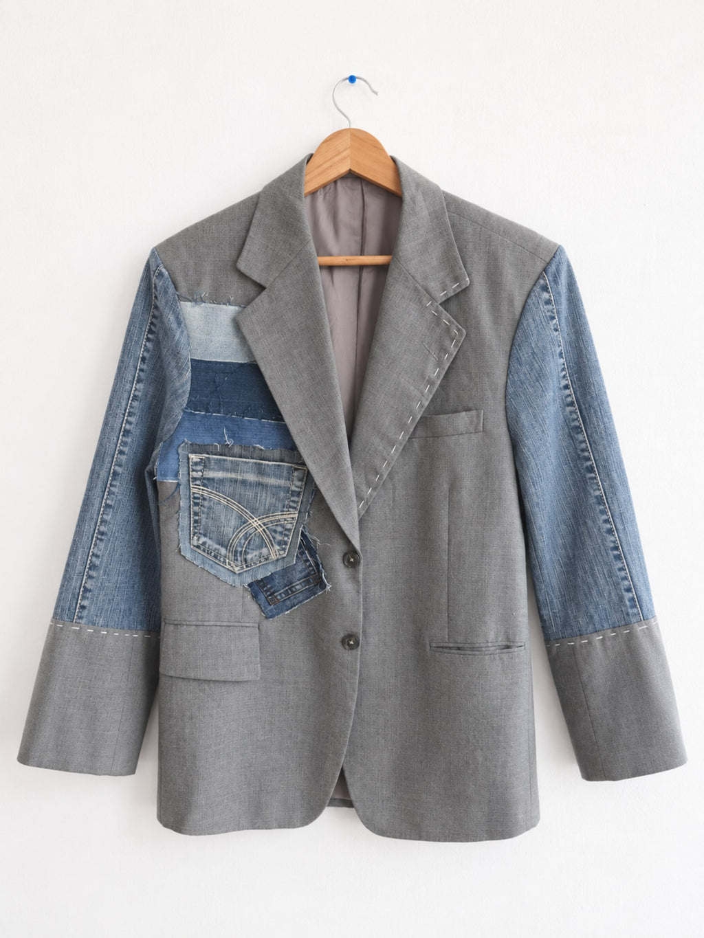 One of a Kind upcycled blazer met denim patchwork voorkant op hanger