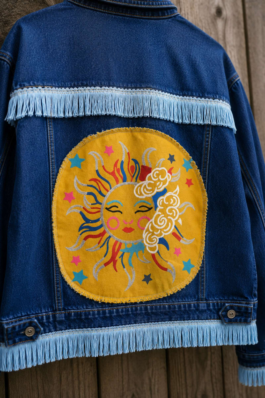 Close-up van lichtblauwe franjes op Moon Soul denim jasje – handgemaakt Old New Atelier