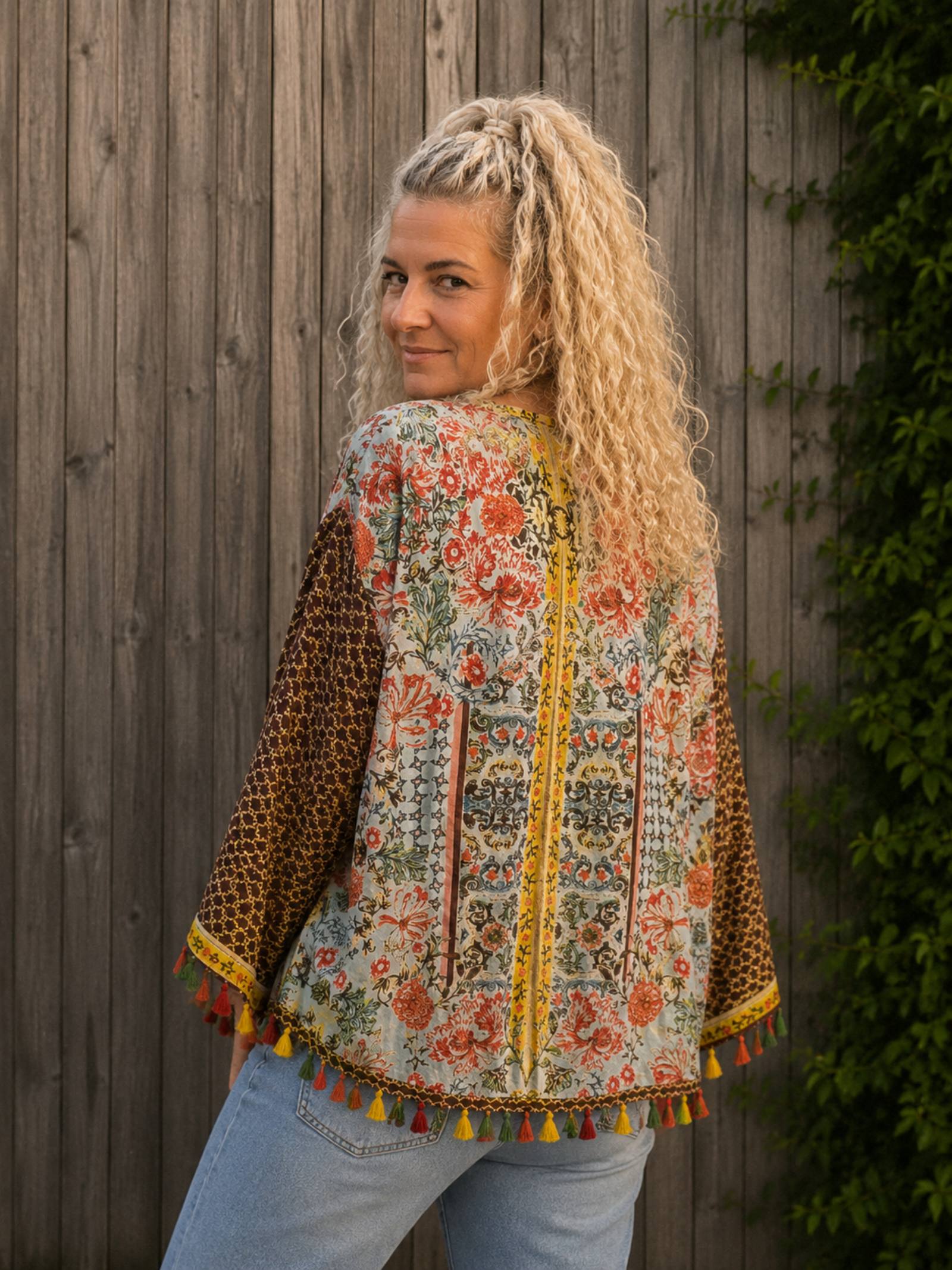 Achterkant van boho bloemenblouse met kleurrijke print gedragen door model