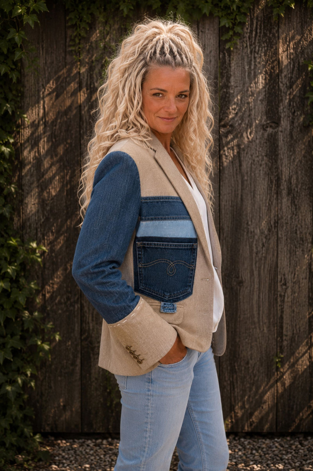 Upcycled blazer 3-4 zijaanzicht gedragen