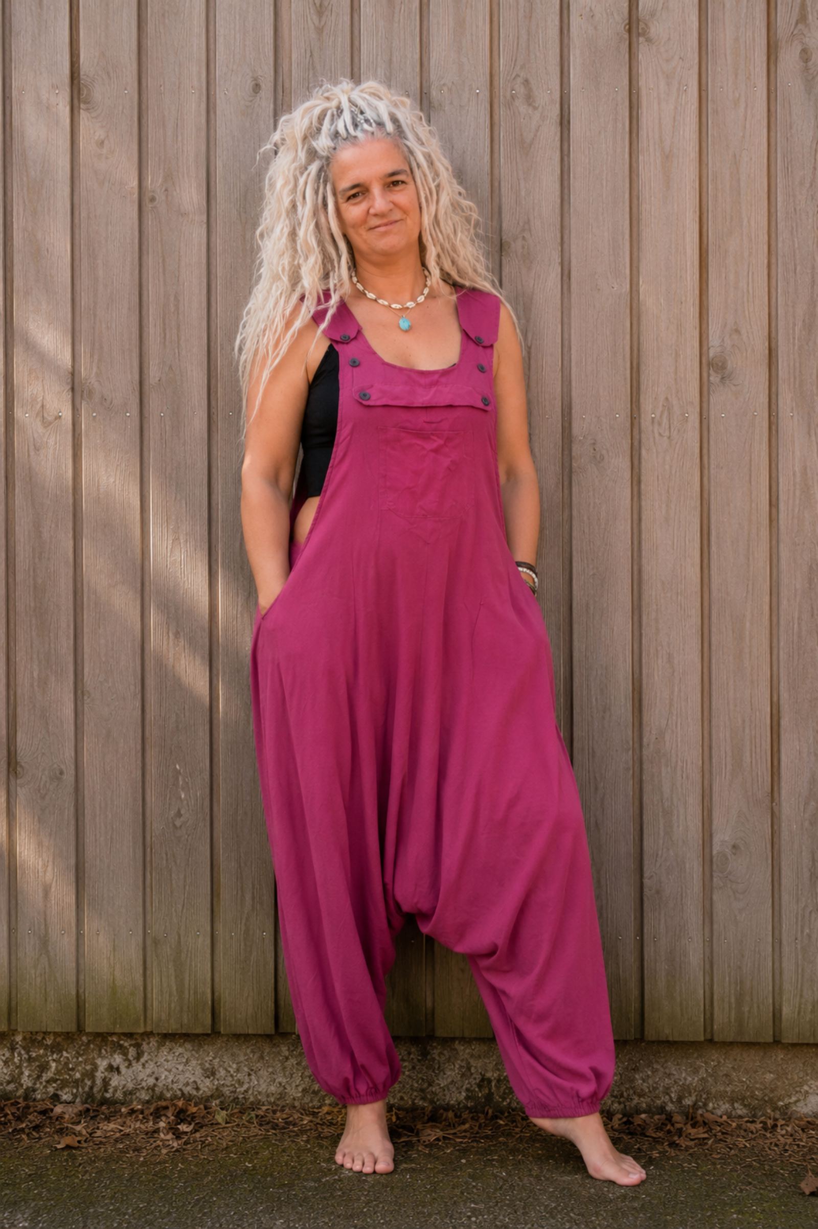 One size boho tuinbroek bordeaux gedragen door model – Old New Atelier