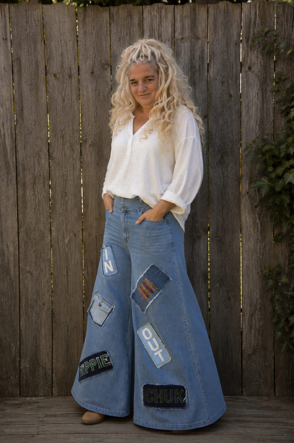 Hippie Spirit upcycled jeans in driekwart vooraanzicht met kleurrijke patches