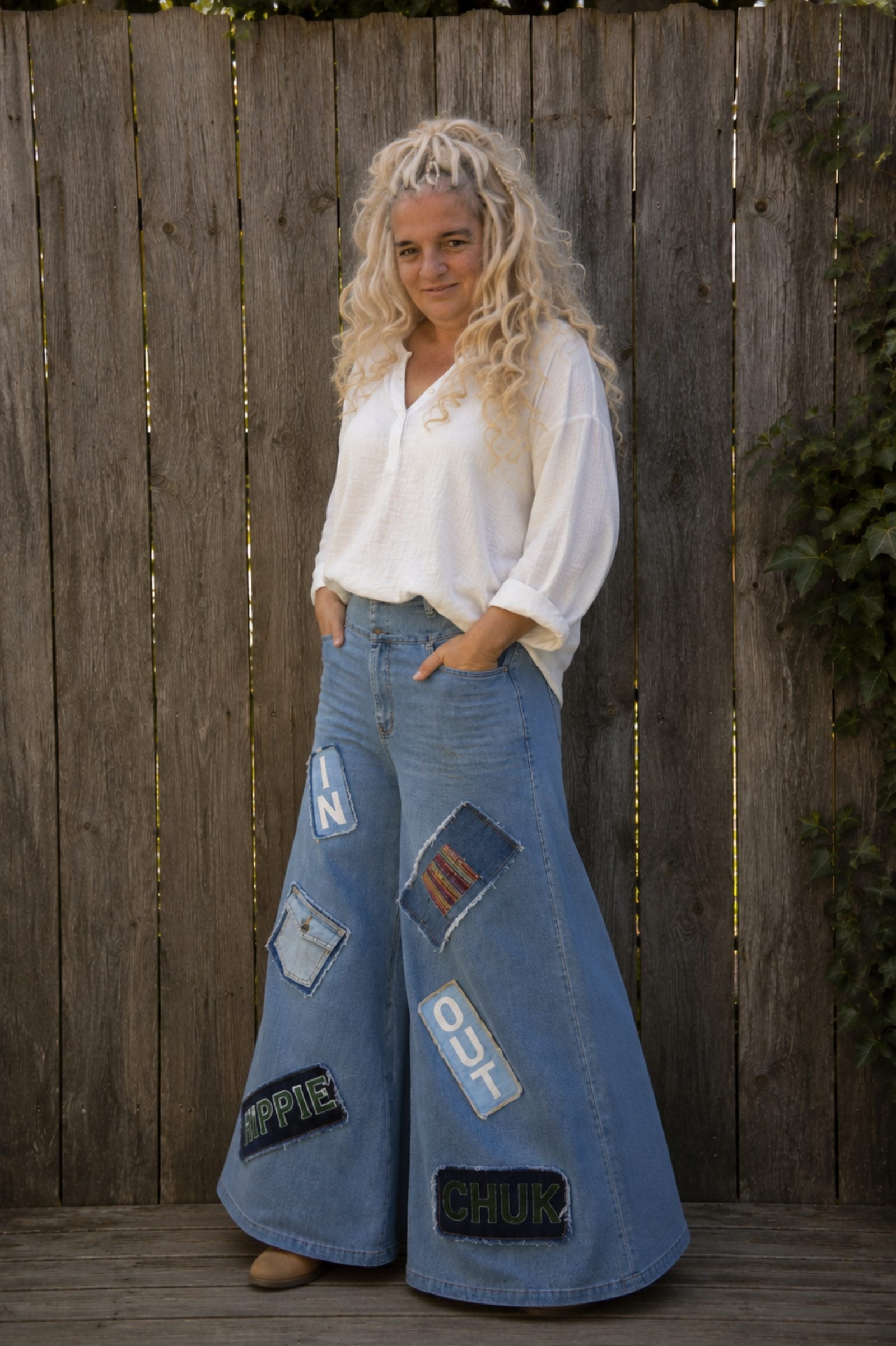 Hippie Spirit upcycled jeans in driekwart vooraanzicht met kleurrijke patches