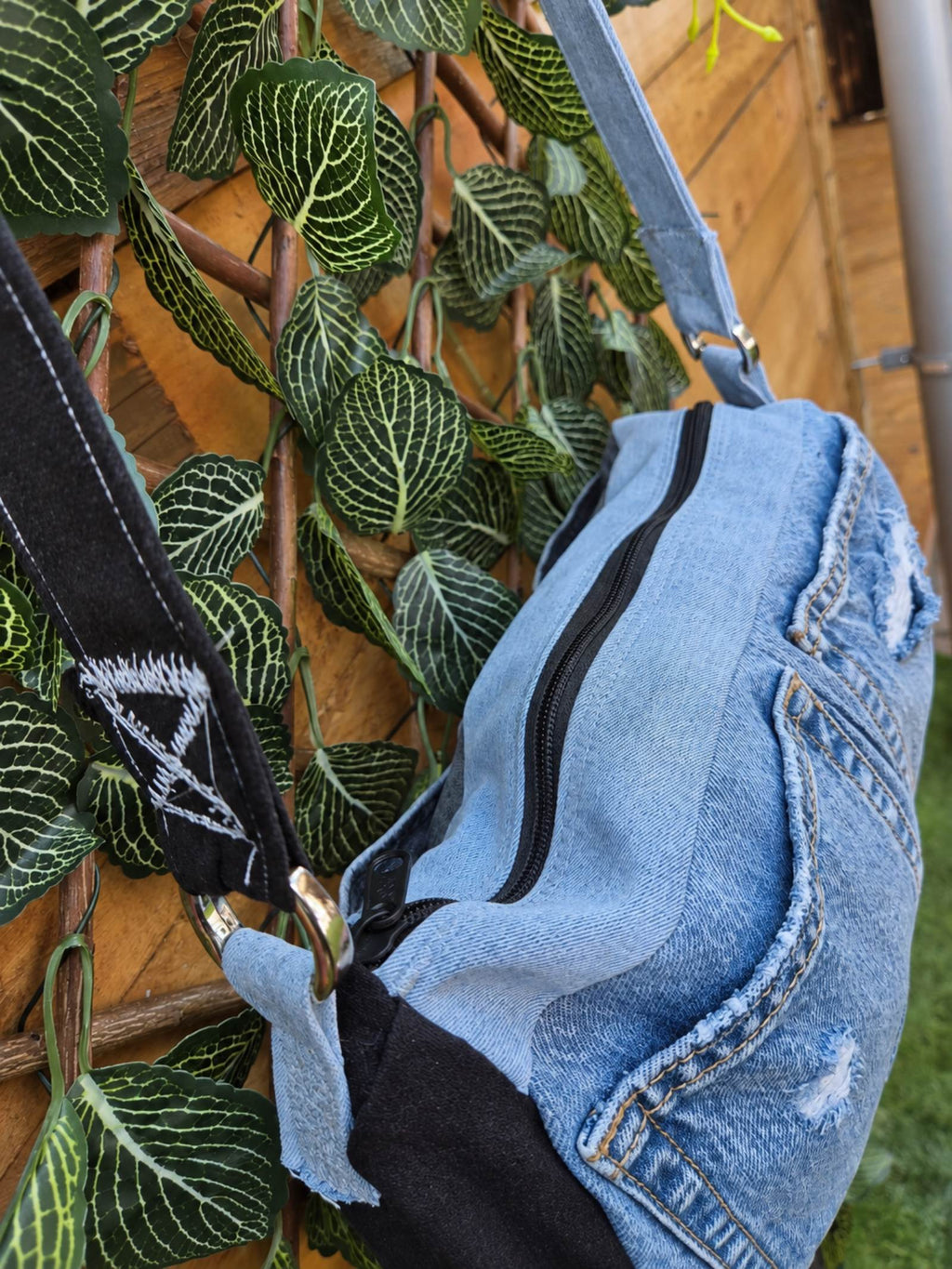Detail ritssluiting en zijkant handgemaakte upcycled denim tas