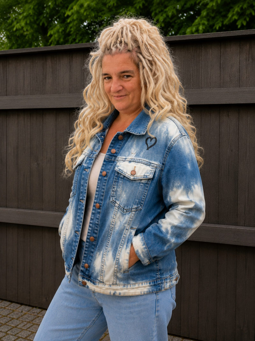 Zelf gebleekt Strong & Free denim jasje gedragen in 3/4 vooraanzicht