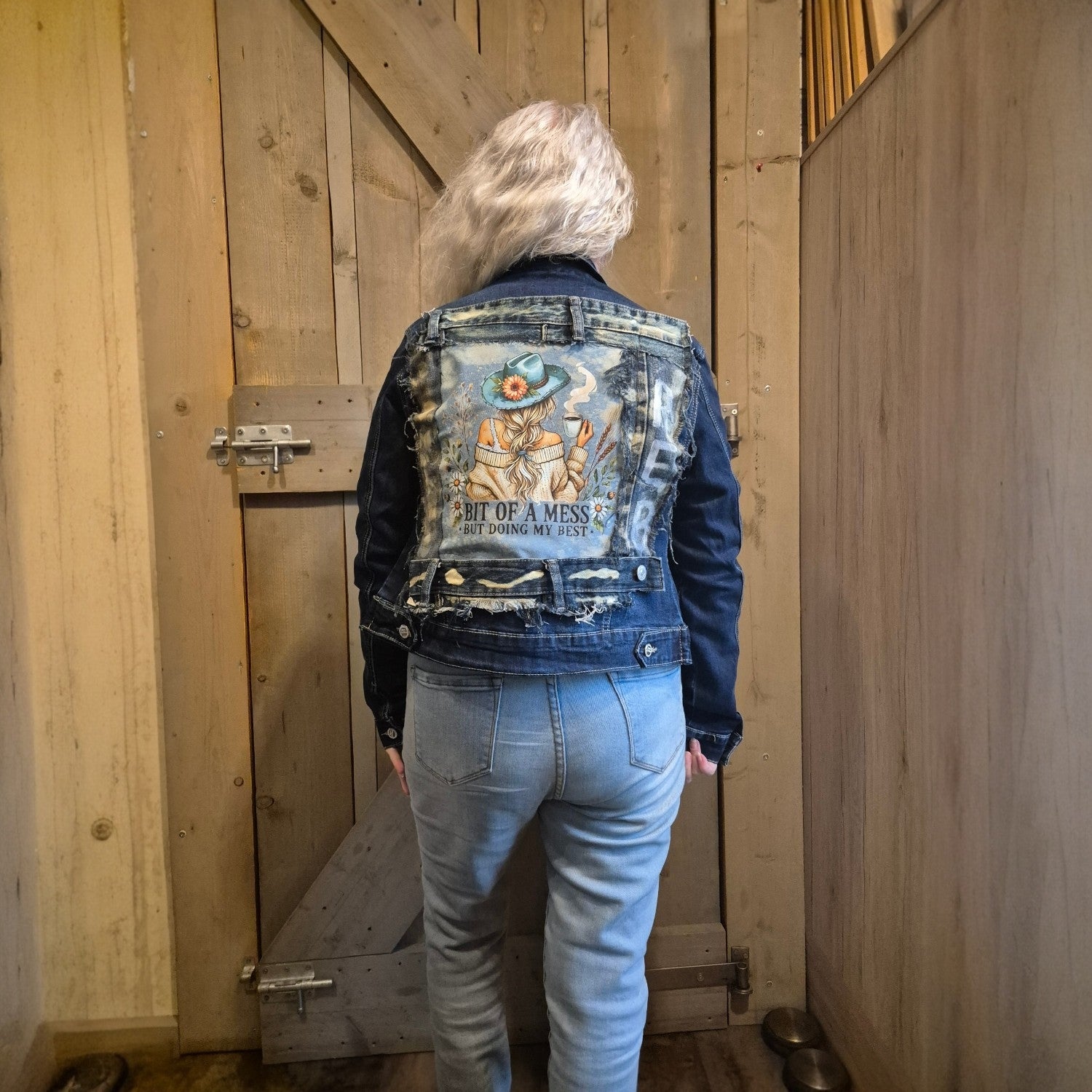 achterkant upcycled denim jasje met boho illustratie en tekst bit of a mess but doing my best Old New Atelier