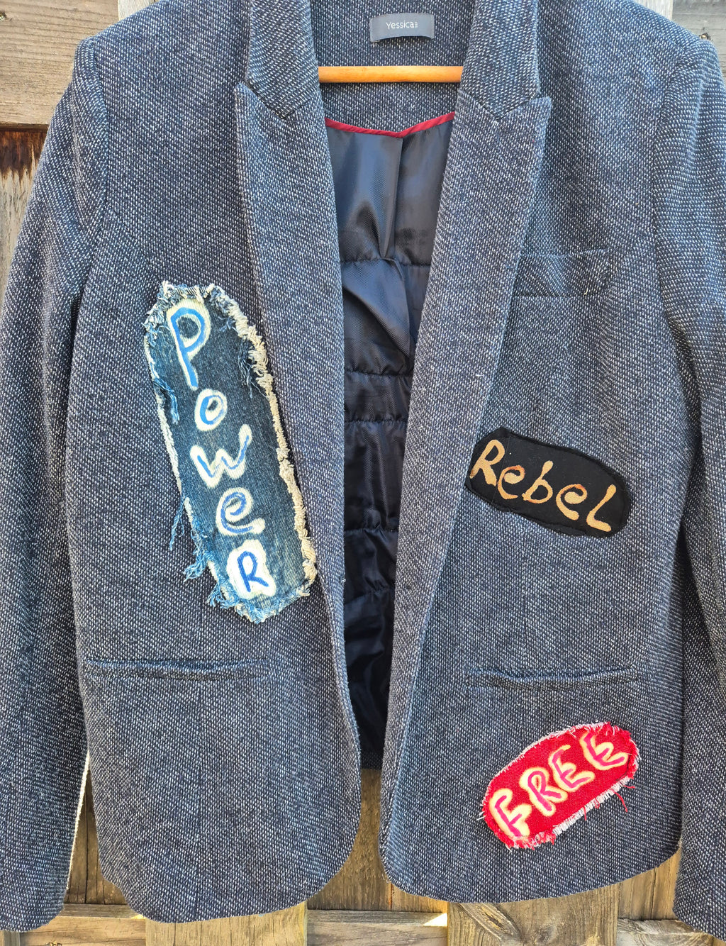 Upcycled blazer met Power Rebel Free patches – handmade OldNew Atelier