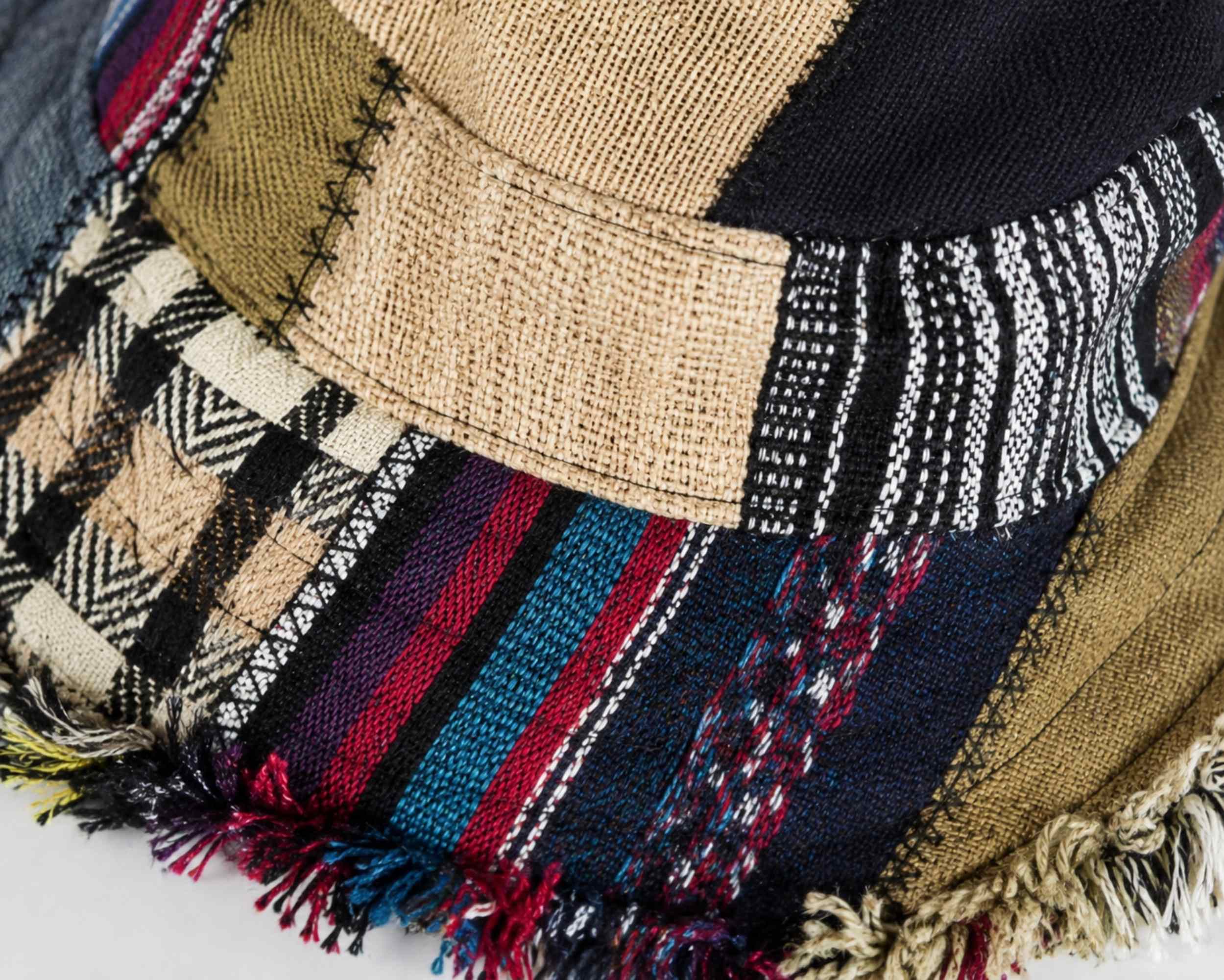 Detail van de unieke handgemaakte patchworkstoffen en ambachtelijke afwerking van een Nepalese hoed.