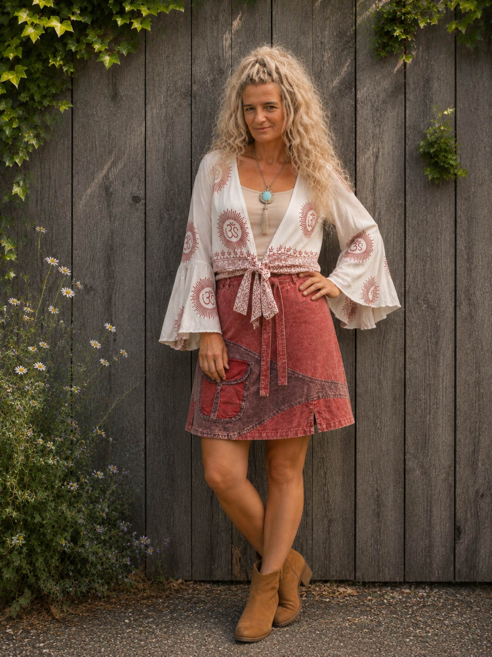 Rode boho patchwork rok van 100% katoen gedragen bij houten schutting, handgemaakt in Nepal – Old New Atelier