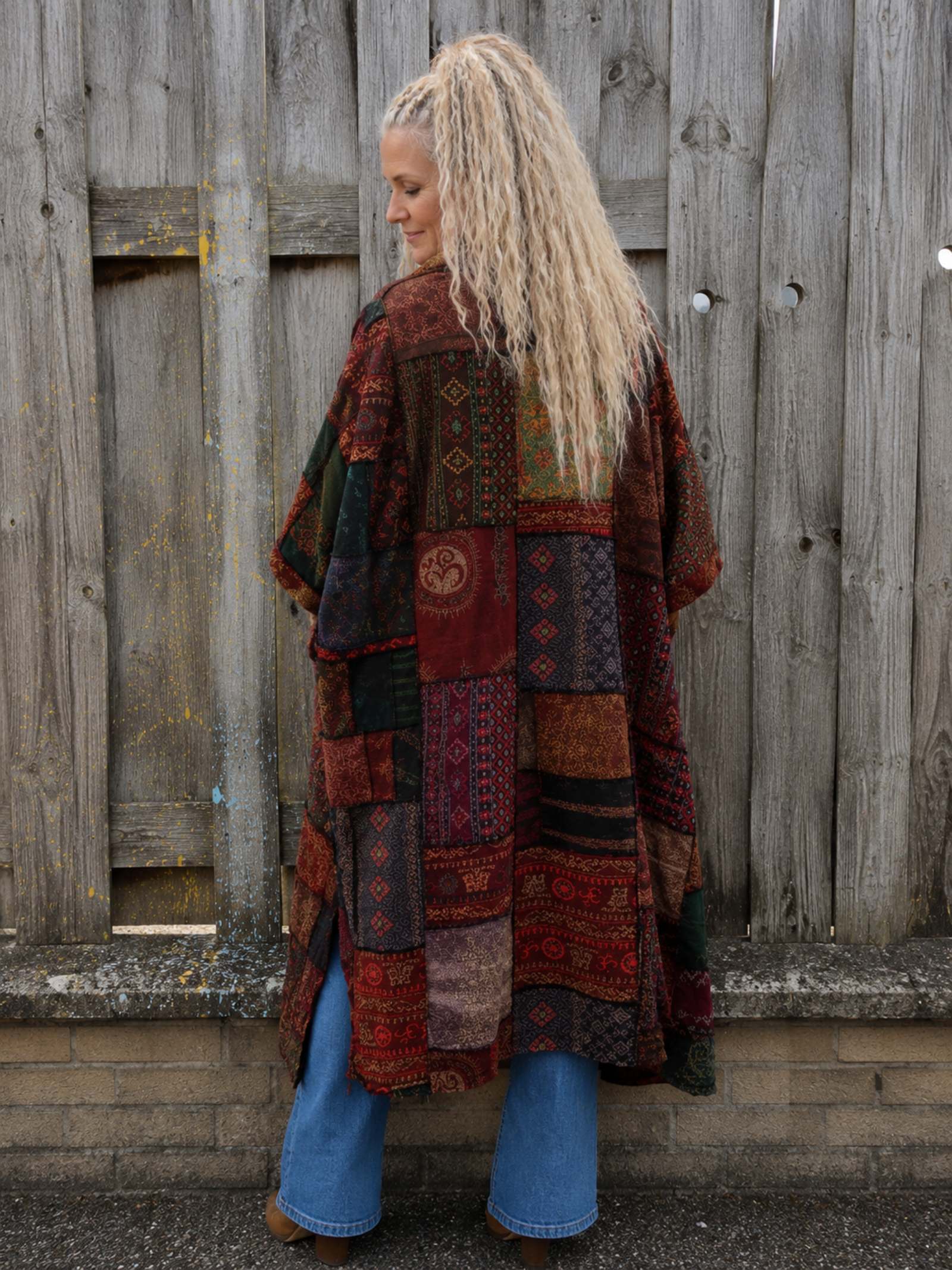 Oversized boho patchwork vest in one size gedragen door vrouwelijk model van 1.60 m, achterkant met kleurrijk patchworkdessin, Old New Atelier.