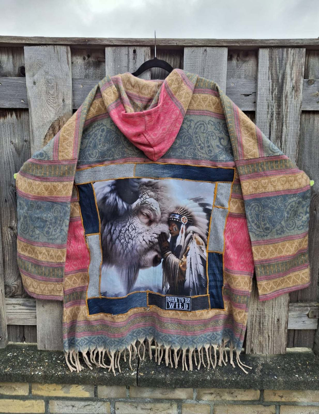 Boho hoodie vest achterkant met wolf en native inspired artwork patch – handgemaakt one of a kind design