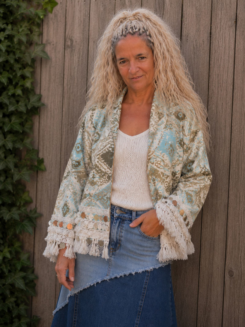 One of a Kind boho jasje gedragen met franjes en munten, handgemaakt kimono jasje van Old New Atelier.