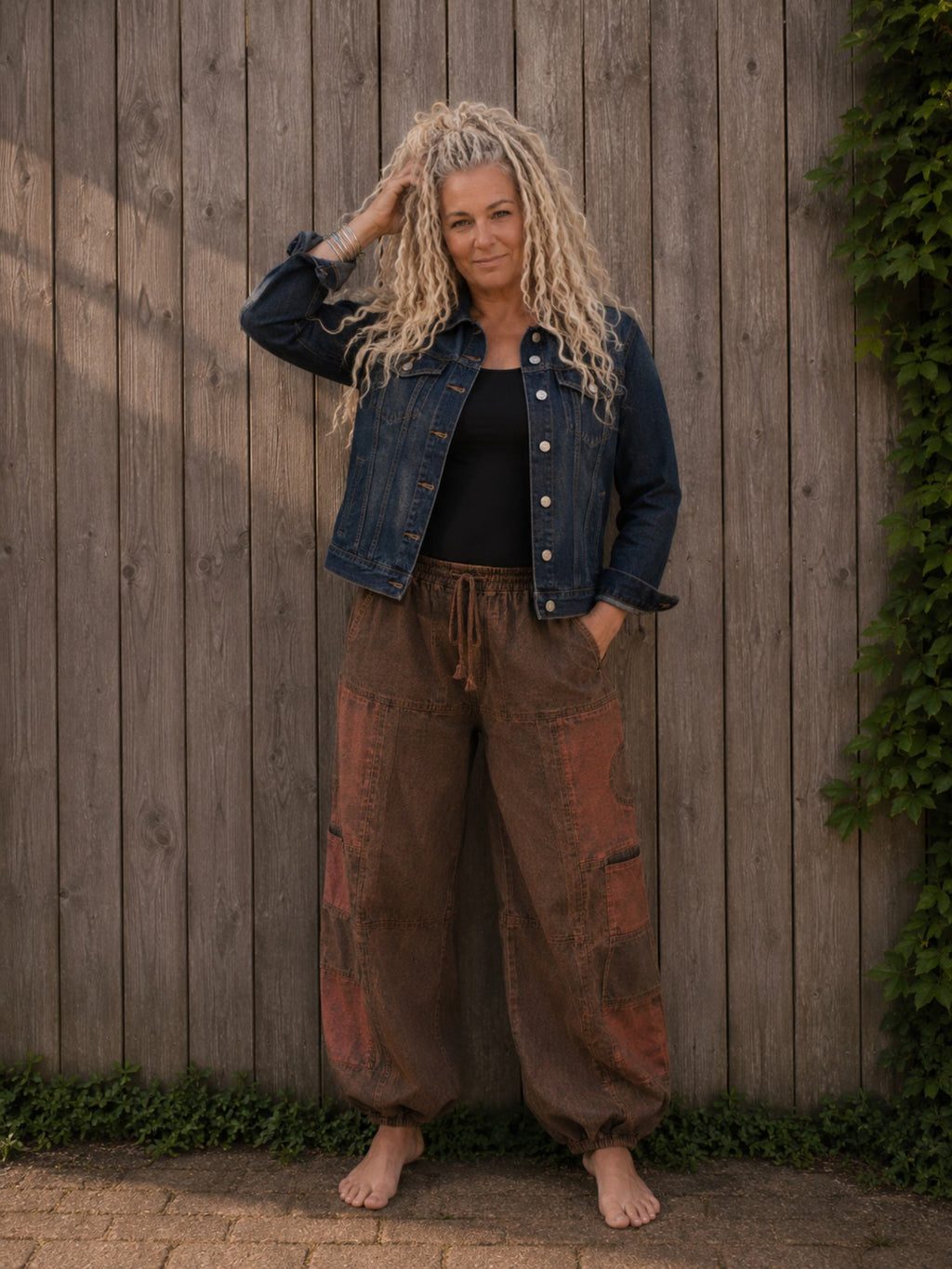 Vrouwelijk model draagt one of a kind upcycled jeansjasje Let Kindness Bloom met handgemaakte patchwork details – Old New Atelier
