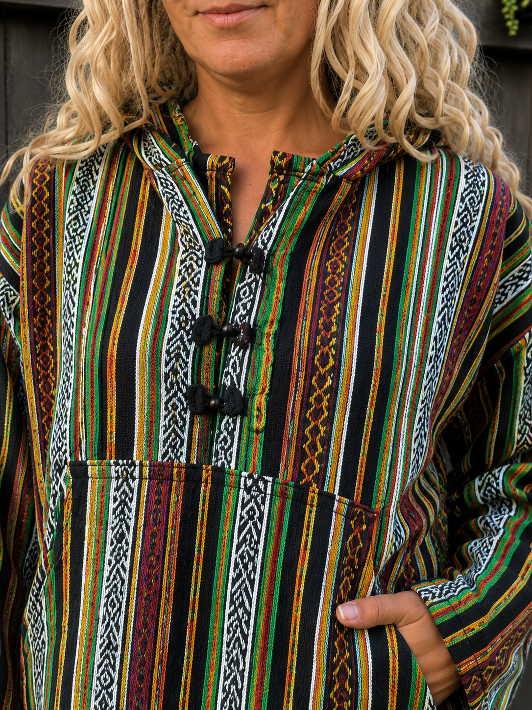 Detail multicolor boho hoodie met geweven patroon en sluiting bij de hals