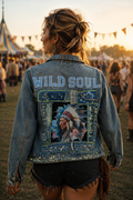 Gedragen model draagt het handgemaakte Wild Soul upcycled denim jasje van Old New Atelier tijdens een boho festival. One of a kind spijkerjasje met denim patchwork, tribal artwork en festival vibe.