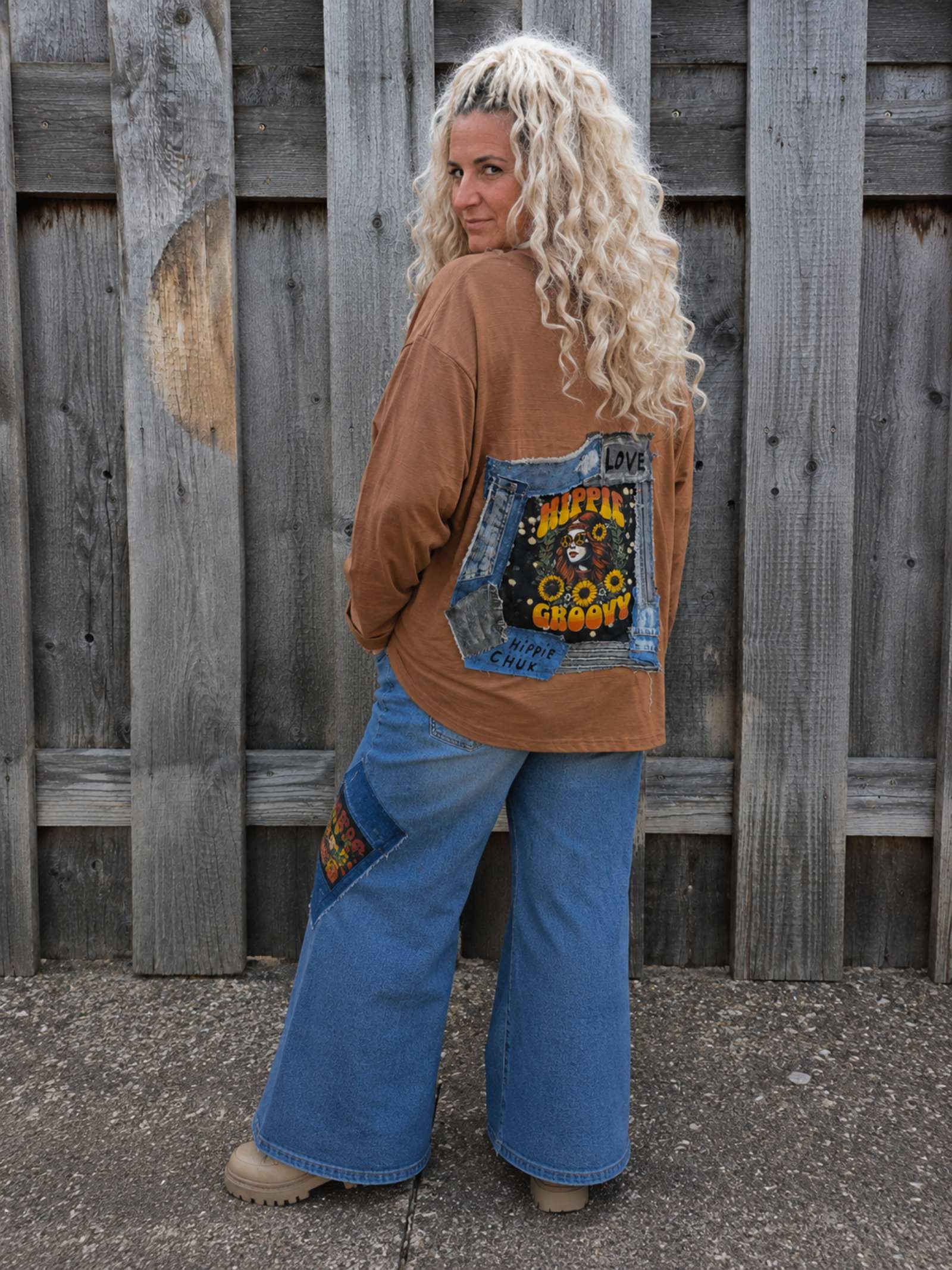 Damesmodel draagt One of a Kind Hippie Groovy Top met handgemaakte denim patch en Hippie Groovy artwork op de rug.