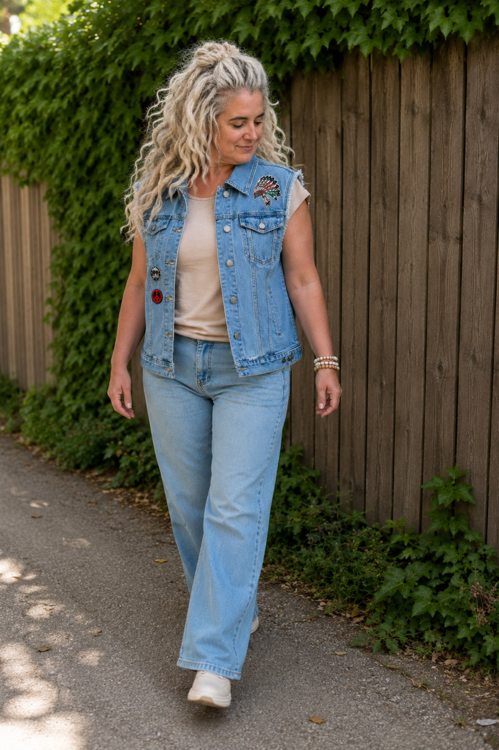 Wild Wolf upcycled denim hesje gedragen tijdens het lopen buiten