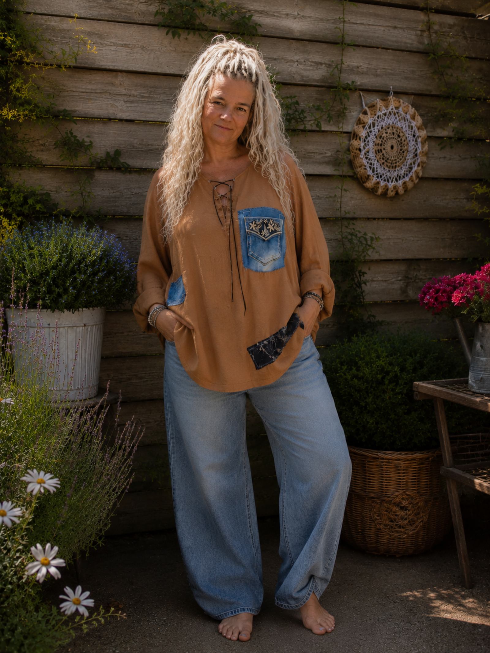 Gedragen voorkant
Handgemaakte oversized camel blouse met upcycled denim details gedragen door model | One Size XL | Old New Atelier