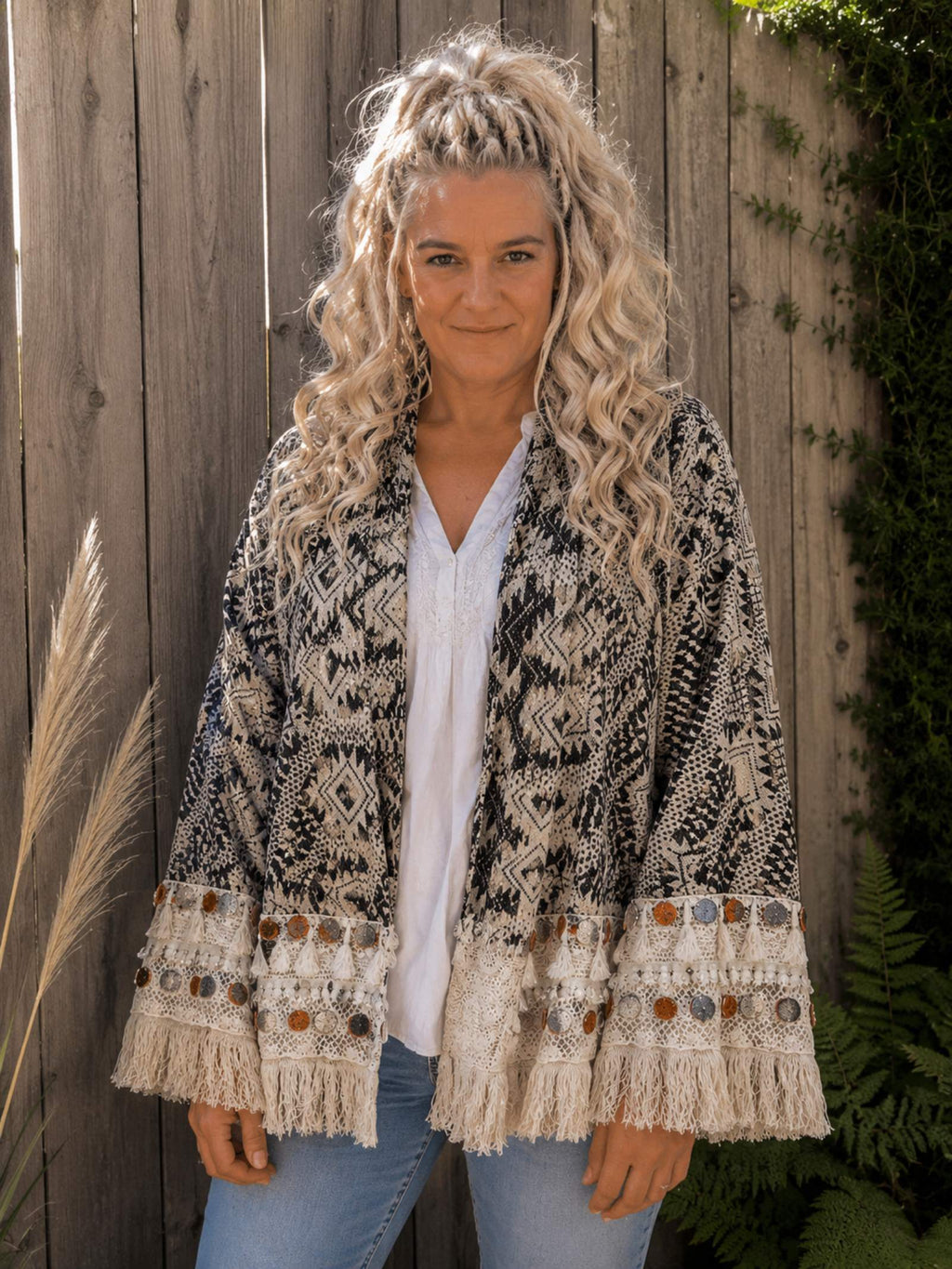Gedragen boho kimono jasje zwart crème met franjes en siermuntjes.